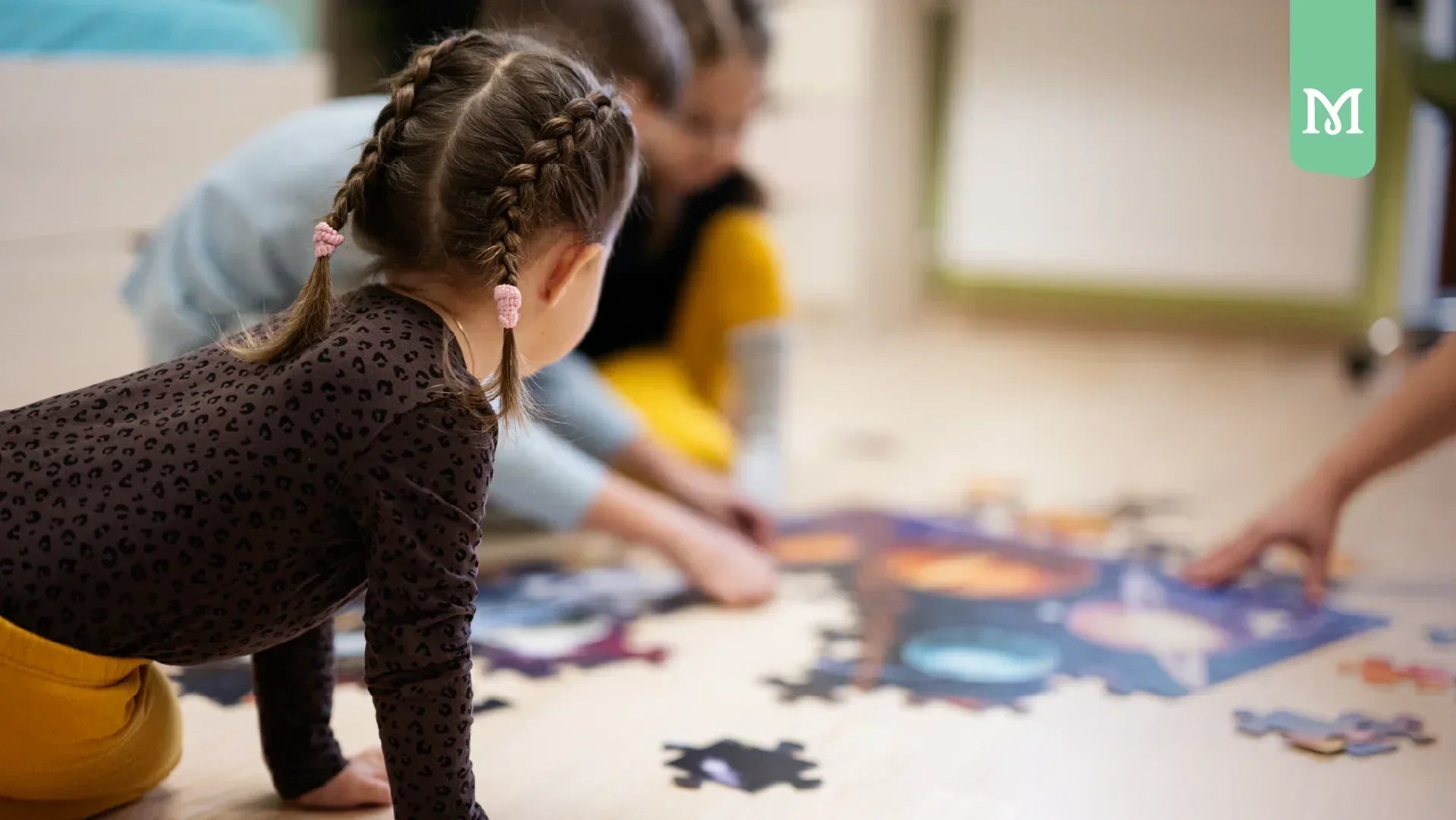 kids making a puzzle